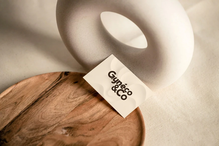 Gynéco & Co — Carte ivoire devant sculpture organique