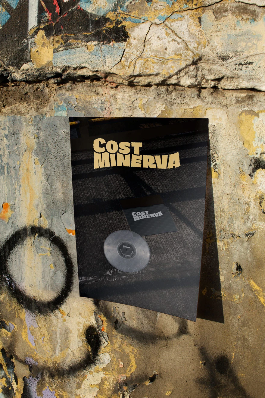 Cost Minerva — Affiche de concert sur mur texturé