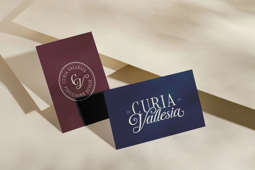 Curia Vallesia — Cartes de visite bordeaux et bleu, belle lisibilité du nom