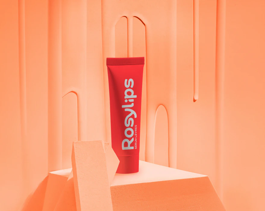 Rosylips — Tube de sérum pour les lèvres sur fond orangé