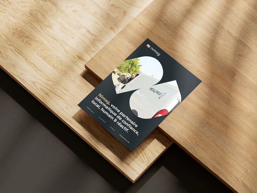 Nimag — Flyer IT sur table en bois