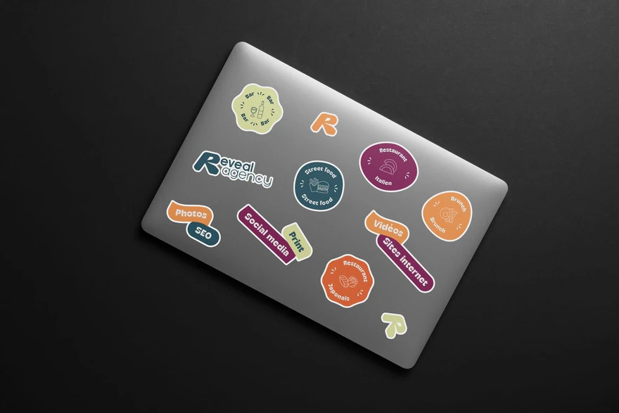 Reveal Agency — Stickers de marque sur capot d’ordinateur