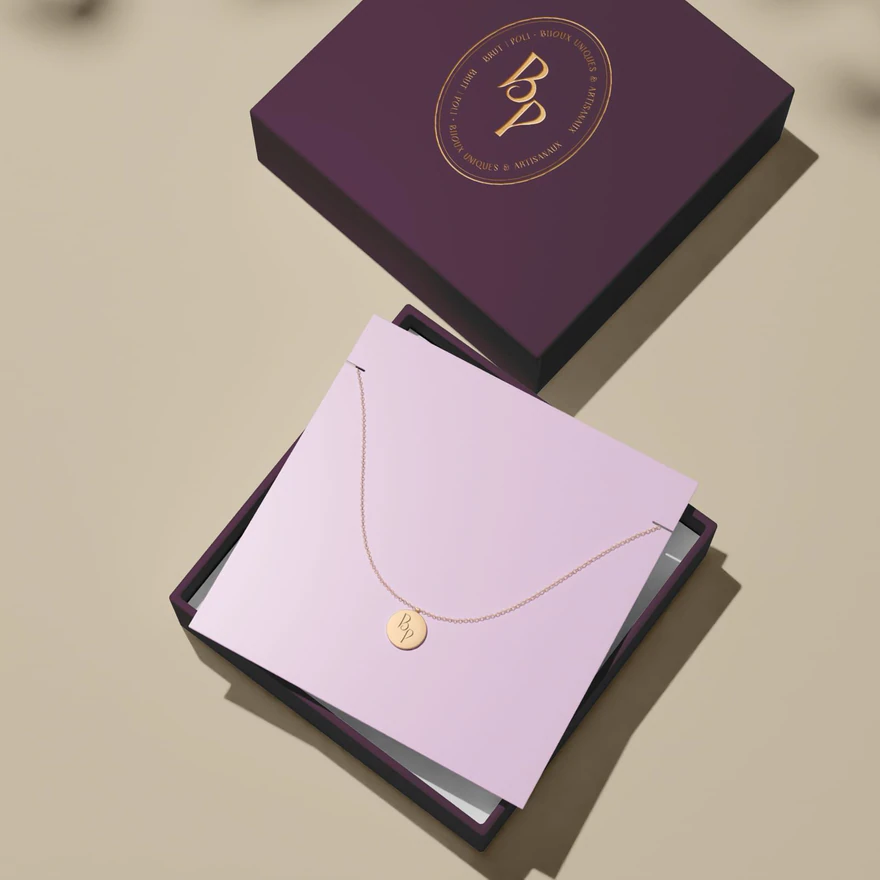 Brut | Poli — Écrin violet ouvert et collier fin