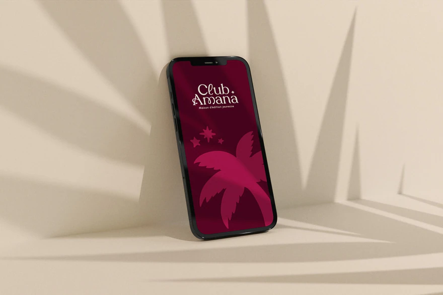 Club Amana — Logo sur téléphone framboise
