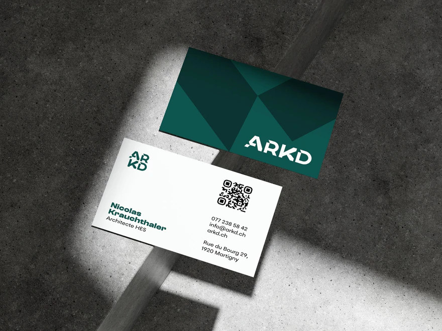 ARKD — Cartes de visite vertes sur béton