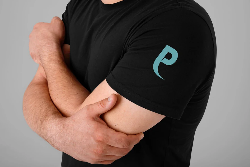 Padel Europe — Monogramme brodé sur tee-shirt noir