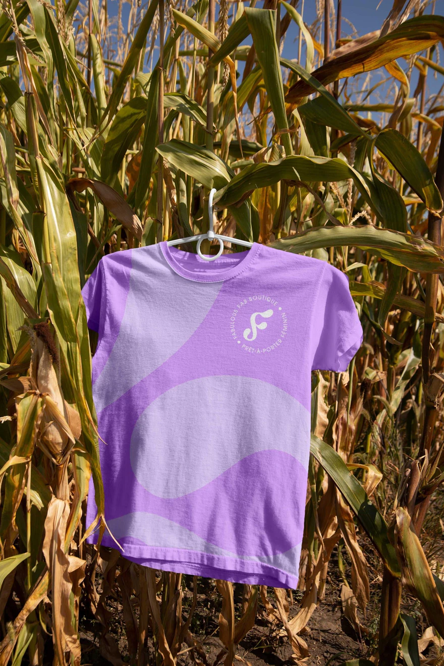 Fabulous Fab Boutique — Tee-shirt violet dans un décor végétal
