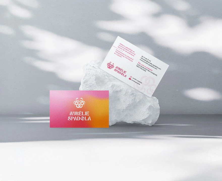 Aurélie Spadola — Cartes de visite rose-orange sur pierre blanche