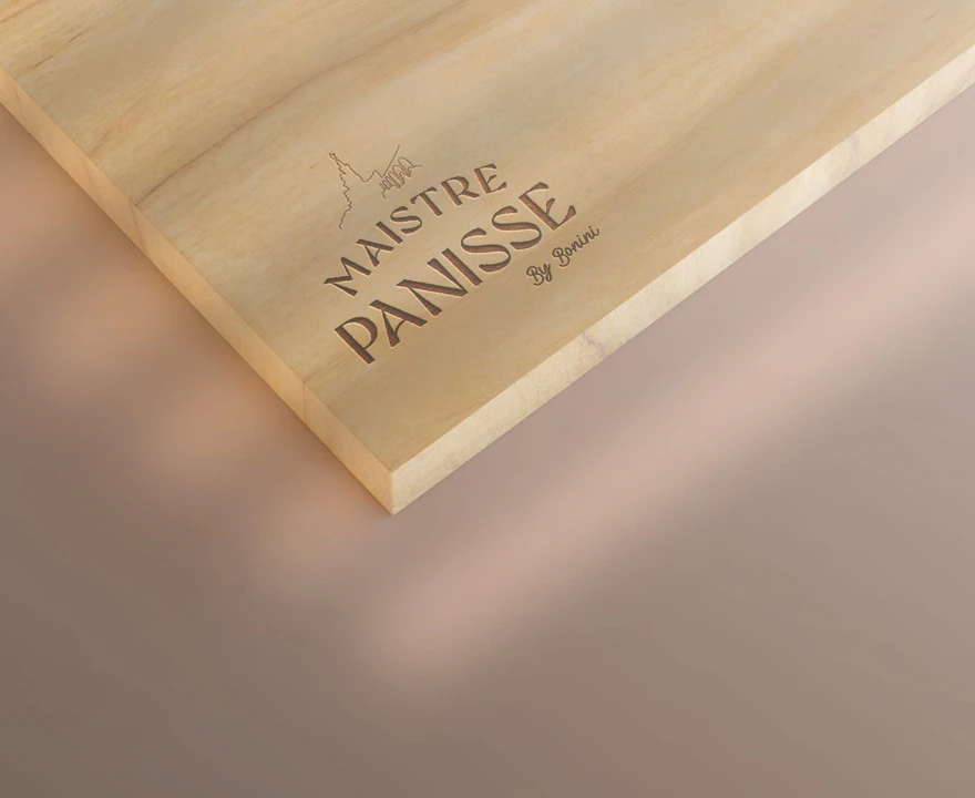 Maistre Panisse — Logo gravé sur planche en bois