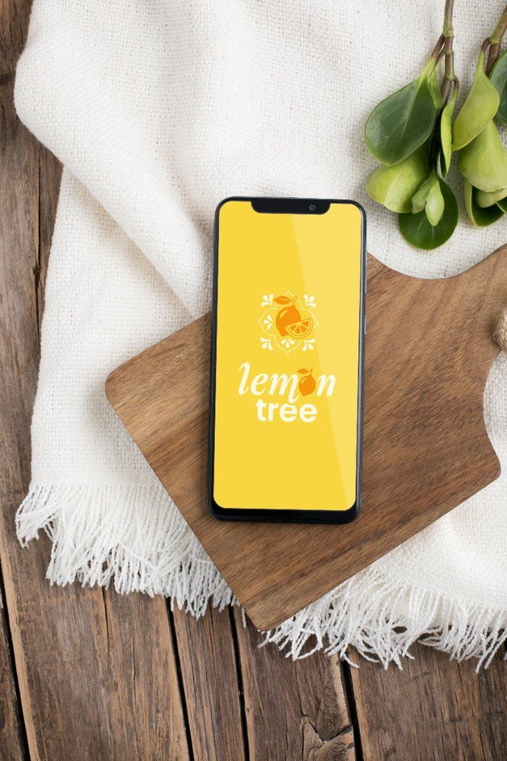 Lemon Tree — Logo sur téléphone jaune