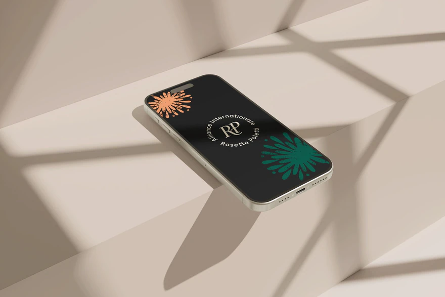 Alliance Rosette Poletti — Monogramme RP et fleurs sur téléphone