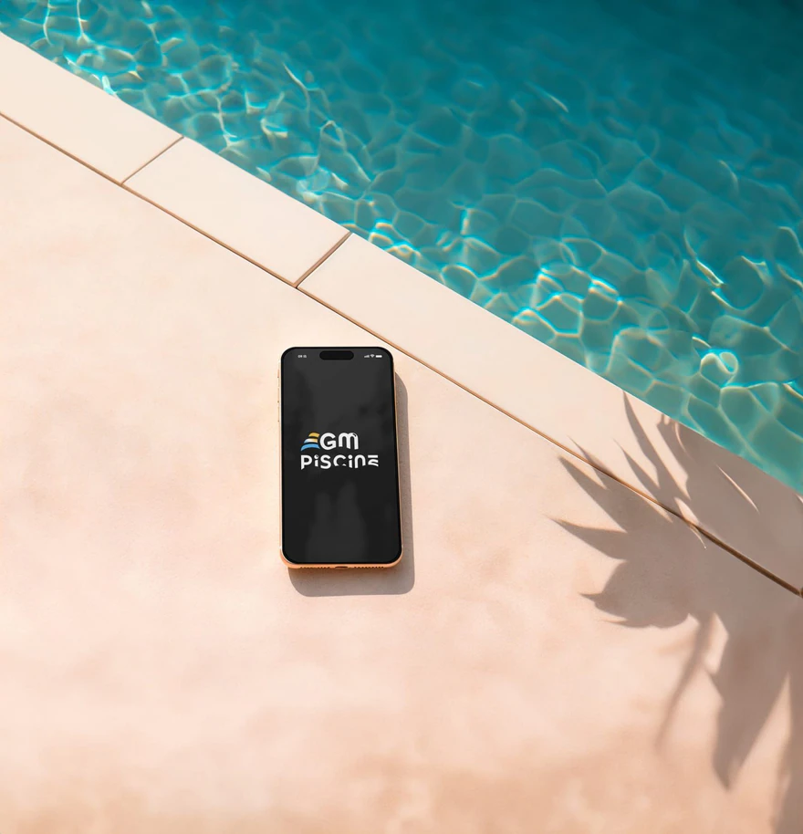 GM Piscine — Logo sur téléphone au bord de piscine