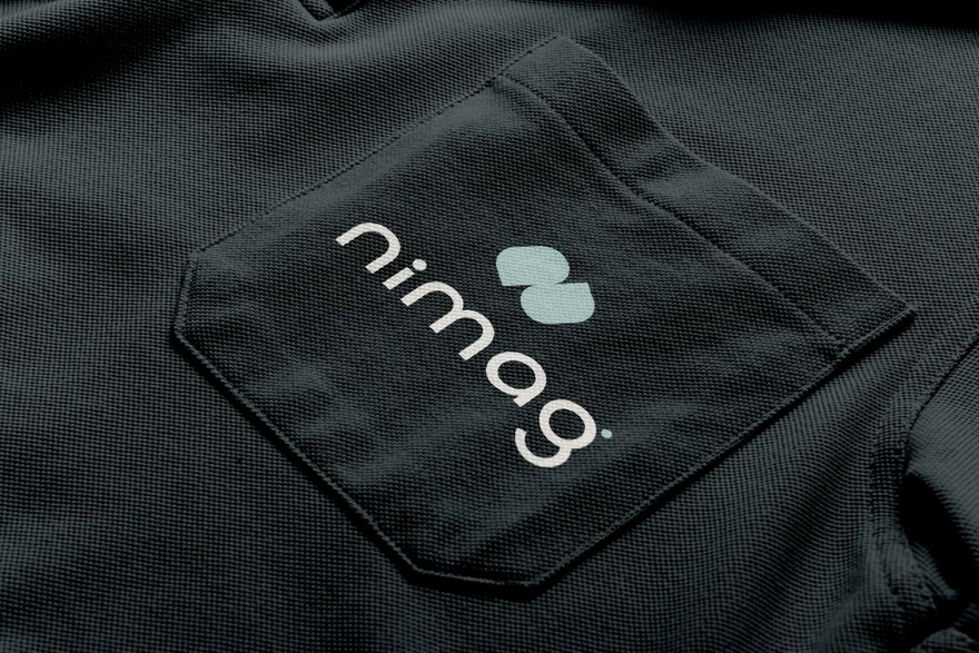 Nimag — Logo brodé sur poche noire