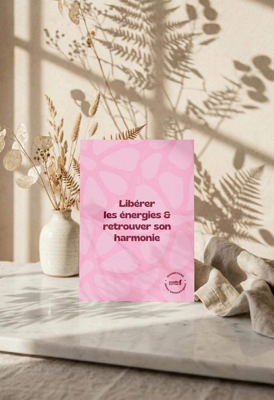 Camille Corrao Magnétisme — Affiche rose devant vase