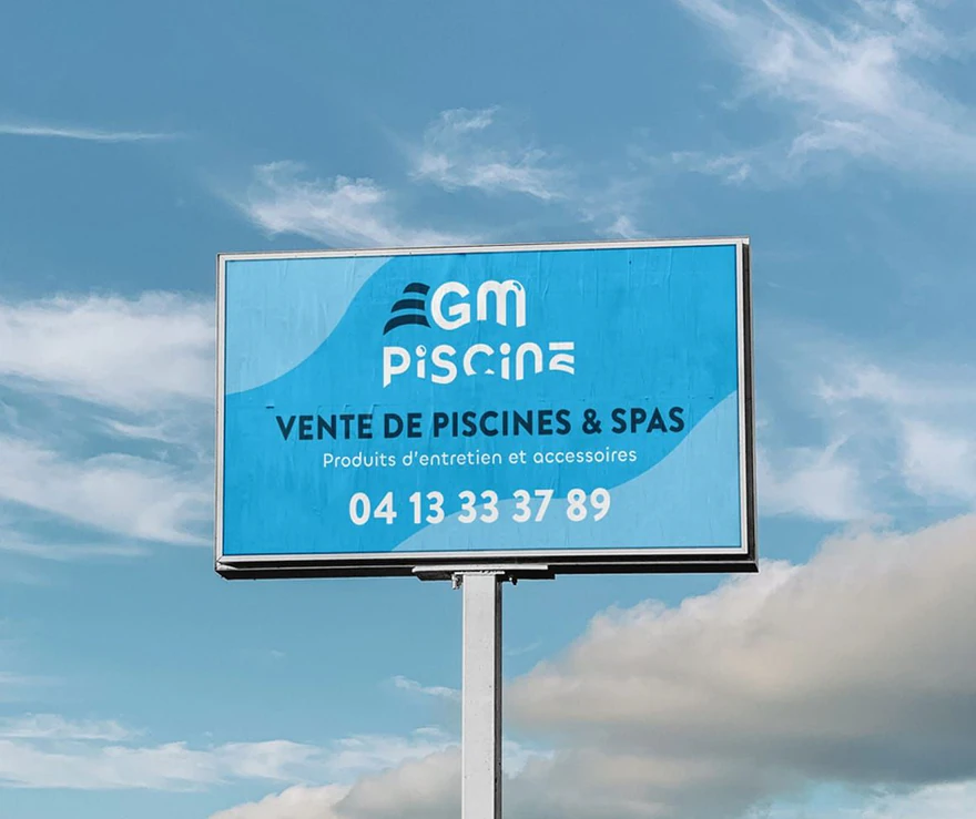 GM Piscine — Affiche GM Piscine sur ciel bleu