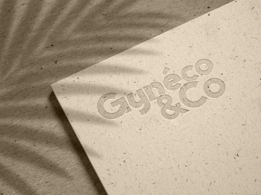 Gynéco & Co — Logo en embossage sur papier texturé