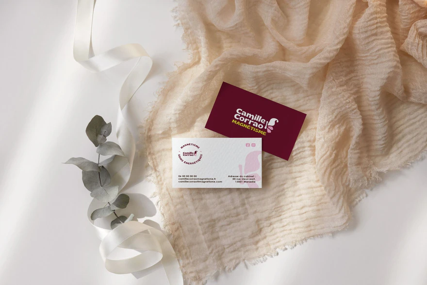 Camille Corrao Magnétisme — Cartes de visite prune sur textile crème