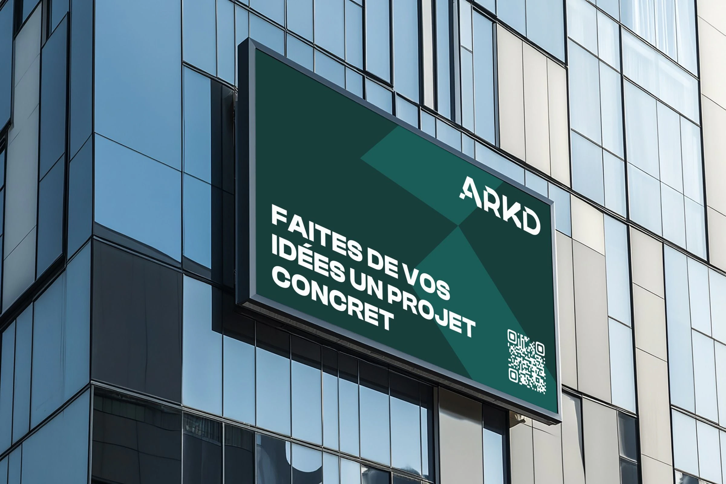 ARKD — Grand panneau vert sur façade vitrée, logo et slogan lisibles