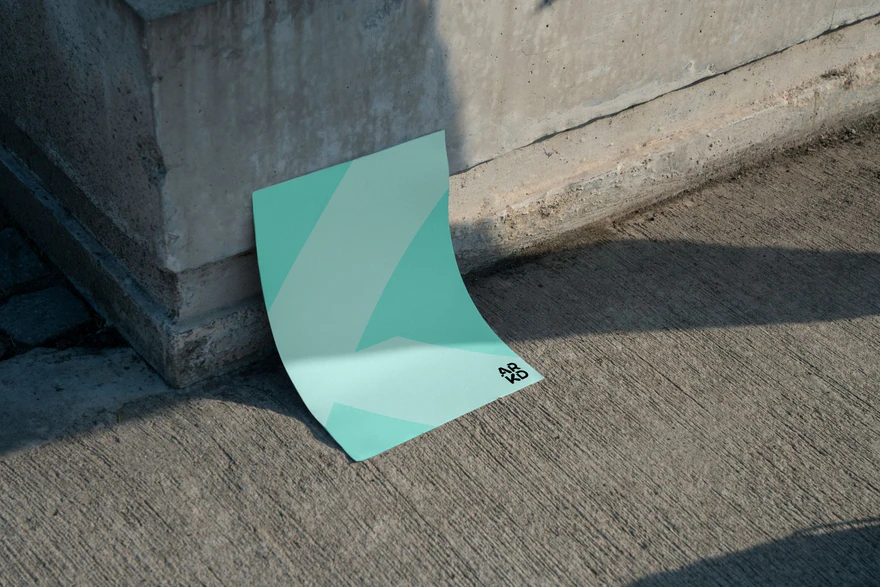 ARKD — Dépliant turquoise ondulant sur marches