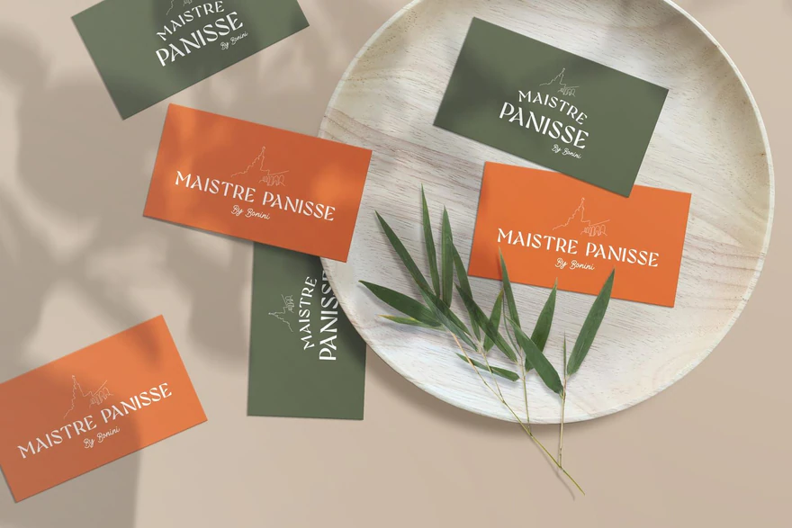 Maistre Panisse — Cartes vert olive et orange dans assiette