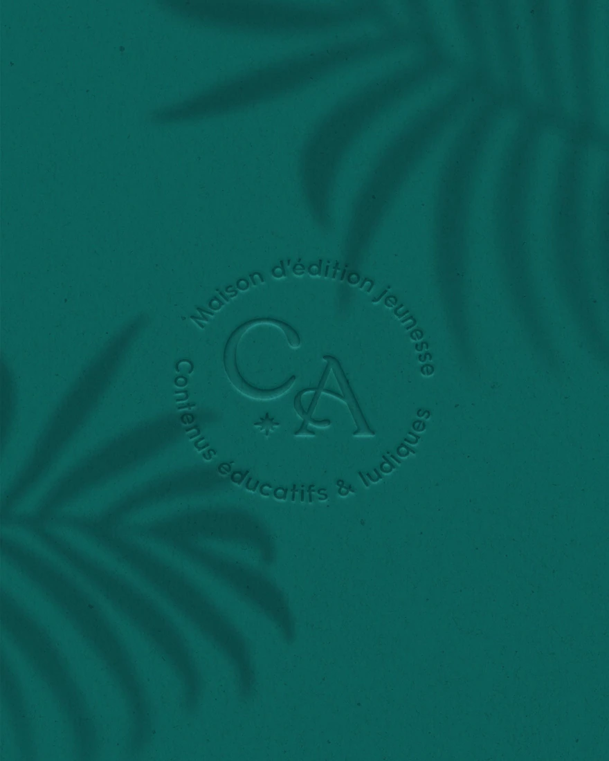 Club Amana — Monogramme embossé sur couverture verte