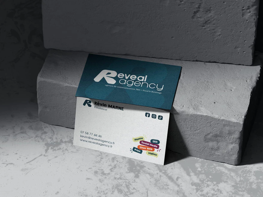 Reveal Agency — Cartes de visite turquoise sur béton