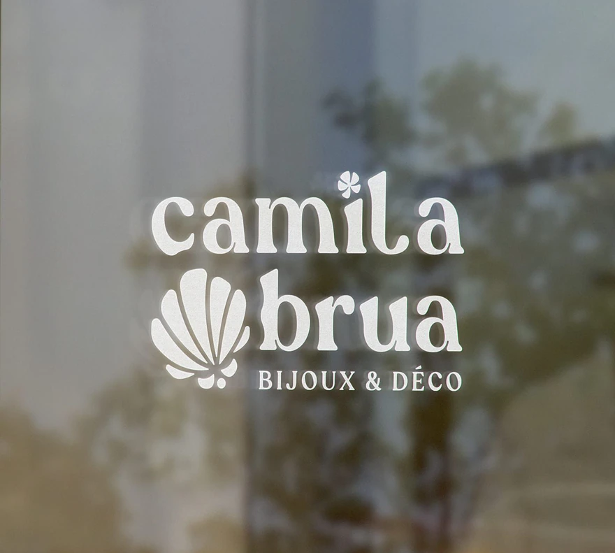 Camila Brua — Lettrage blanc sur vitrine
