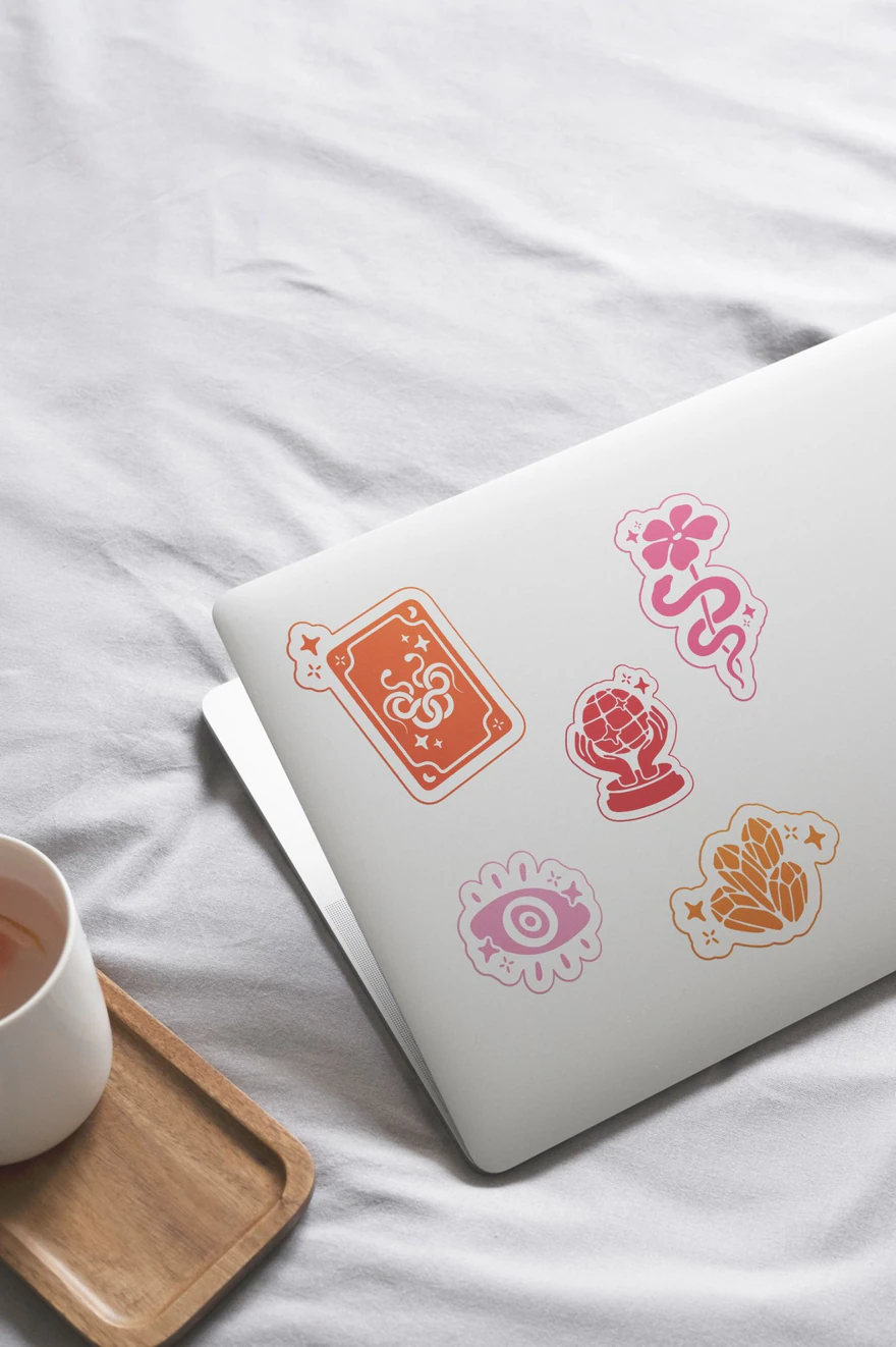 Aurélie Spadola — Stickers floraux sur ordinateur fermé