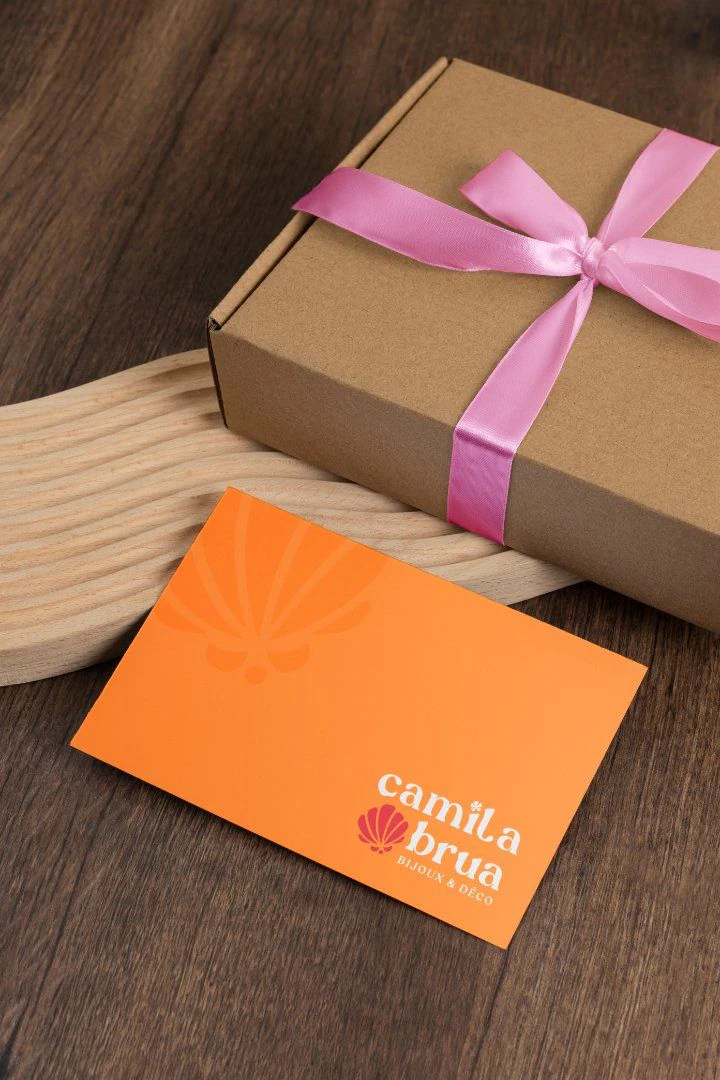 Camila Brua — Carte orange et paquet cadeau kraft rose