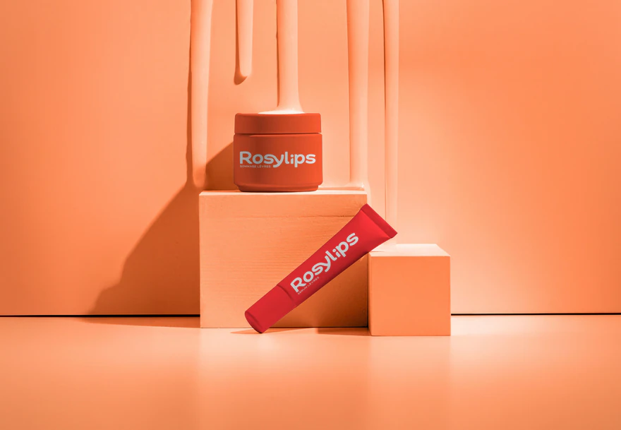 Rosylips — Gommage et sérum pour les lèvres sur fond orangé