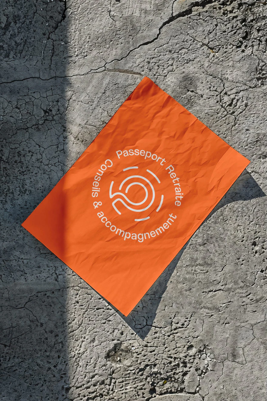 Passeport Retraite — Flyer orange sur pierre
