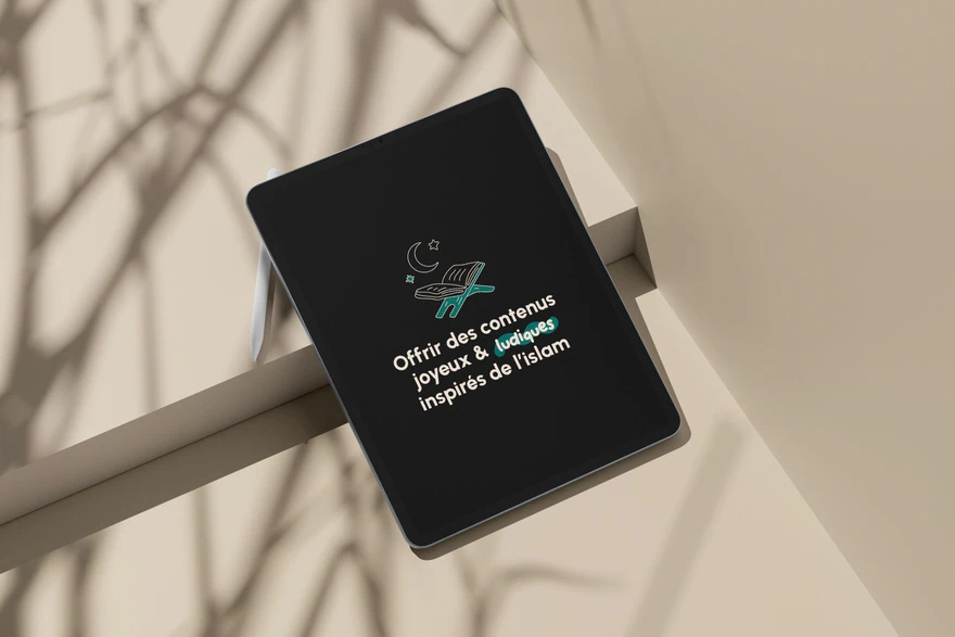 Club Amana — Slogan éditorial et illustration sur tablette