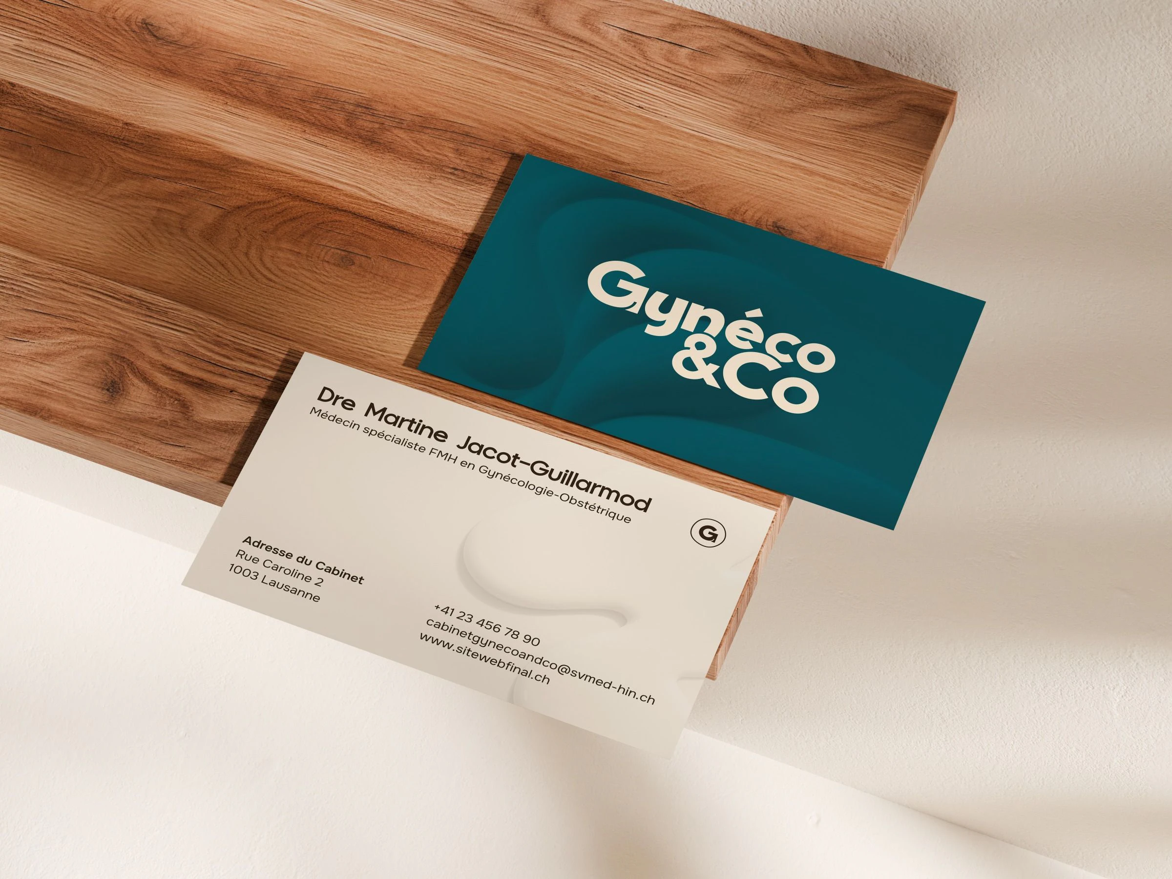 Gynéco & Co — Cartes de visite vert pétrole et crème sur bois