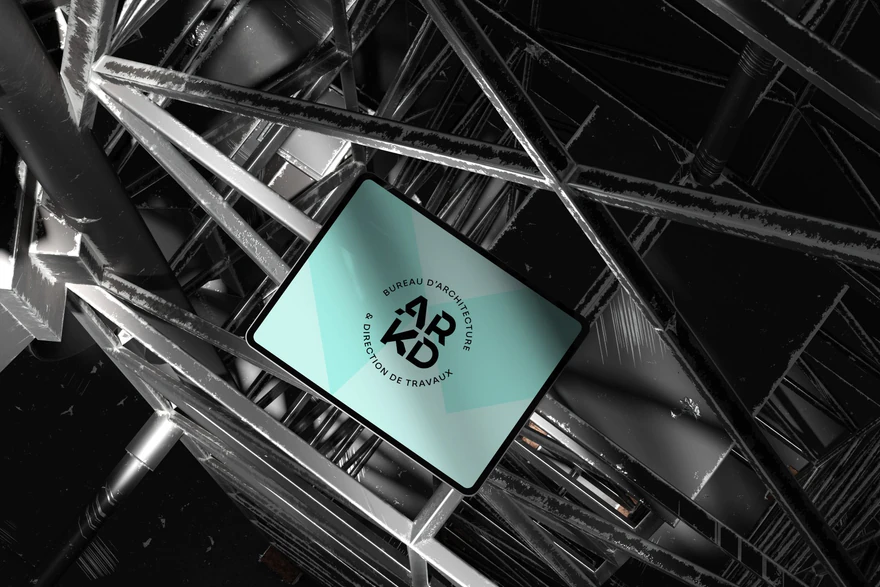 ARKD — Monogramme sur panneau au milieu d’une structure métallique