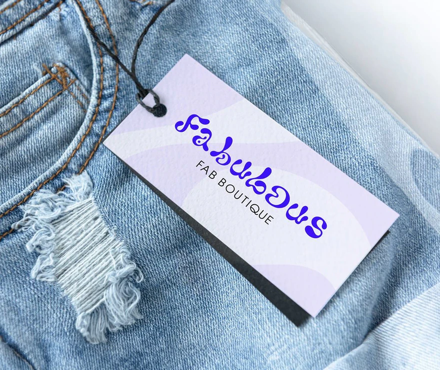 Fabulous Fab Boutique — Étiquette de vêtement sur denim