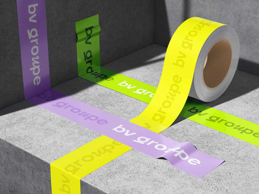 BV Groupe — Rubans de marque jaune fluo, violet et vert dans architecture béton